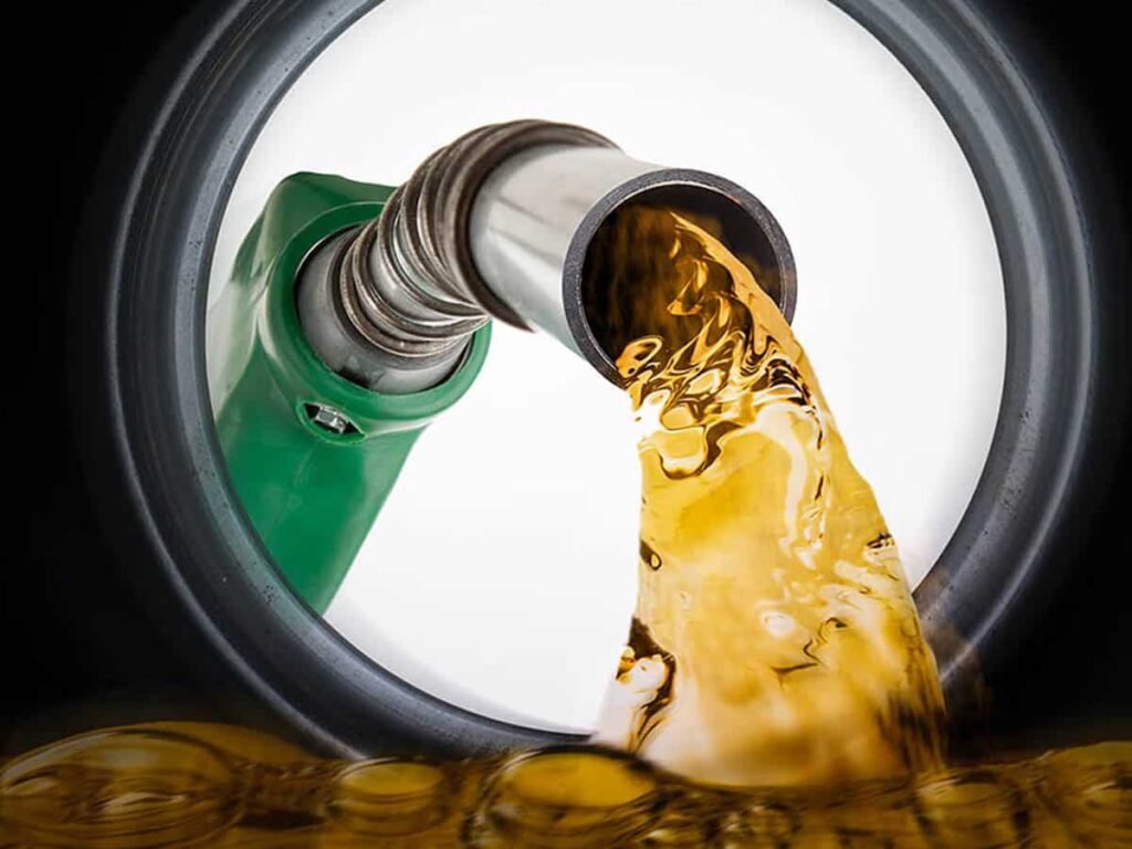 پیٹرولیم مصنوعات کی قیمت میں 5 روپے فی لیٹر تک کمی کا امکان 1 petrol