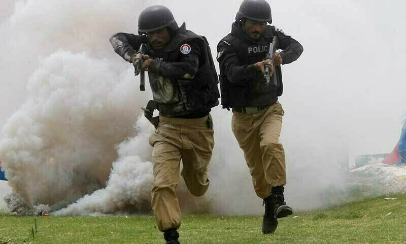 ڈاکوؤں کیخلاف سرچ آپریشن، راکٹ حملے کے نتیجے میں 2 پولیس اہلکار زخمی 1 1 257