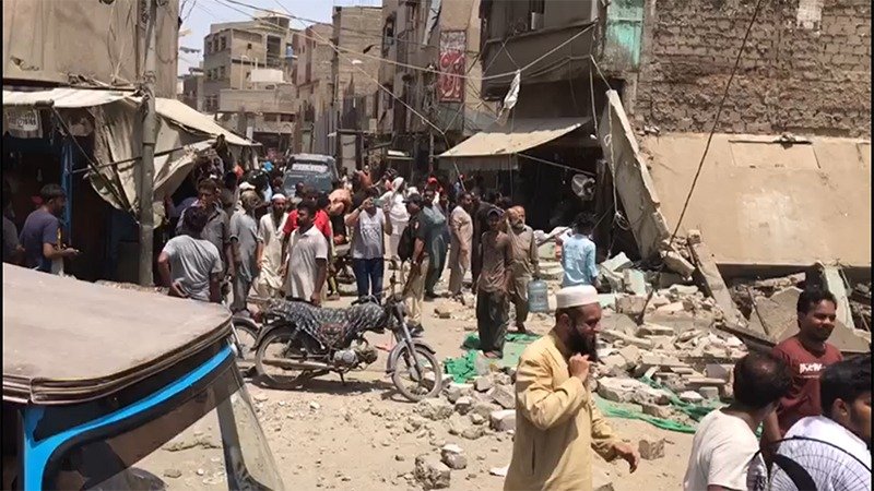 کراچی لیاقت آباد 10 نمبر کے قریب عمارت گرگئی، کوئی جانی نقصان نہیں ہوا 1 006