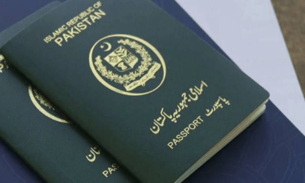 بیرون ملک پناہ لینے والوں کے پاسپورٹ پر پابندی کیخلاف درخواست پر نوٹس جاری، جواب طلب 1 2 1