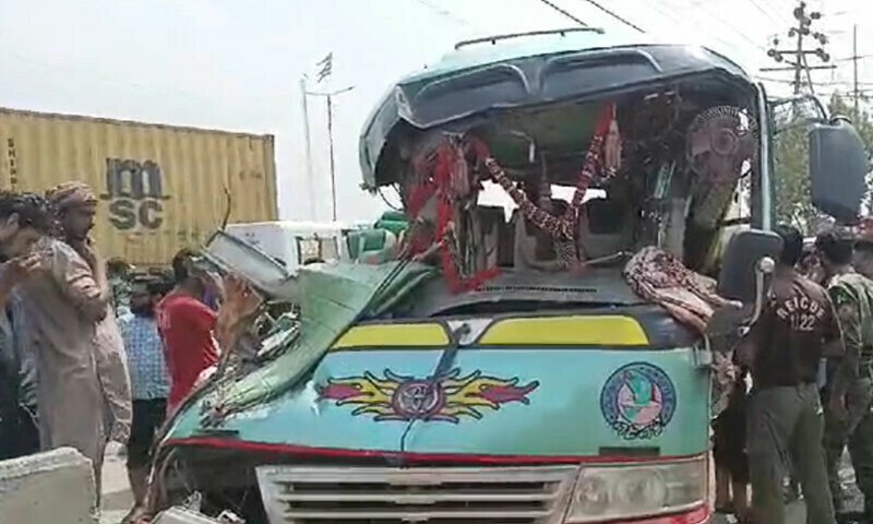 کراچی: پکنک پر جانے والی بس کو حادثہ، ایک ہی خاندان کے 7 افراد جاں بحق 1 30122409ae39ce3