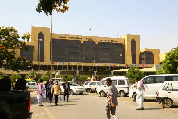 جناح انٹرنیشنل ایئرپورٹ پر پانی کی پائپ لائن پھٹنے سے غیر معمولی صورتحال، فوری کارروائی سے قابو پا لیا گیا 1 12 1
