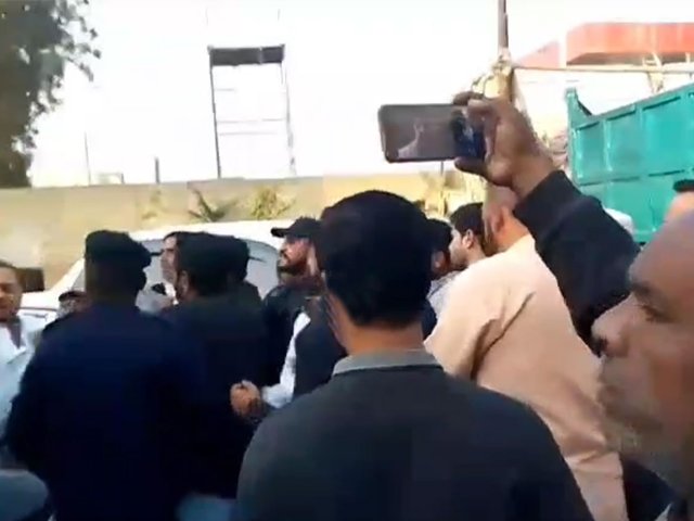 کورنگی ٹاؤن اور شاہ فیصل ٹاؤن میں تنازع شدت اختیار کر گیا، ٹاؤن چیئرمین گوہر خٹک پر اغوا اور تشدد کا الزام 1 Untitled 1