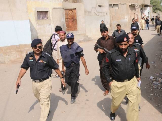 سندھ پولیس کا کچے کے ڈاکوؤں کے خلاف کامیاب آپریشن، 616 ڈاکو گرفتار، 103 ہلاک 1 1336837 policeoperationinkandhkot 1487855528