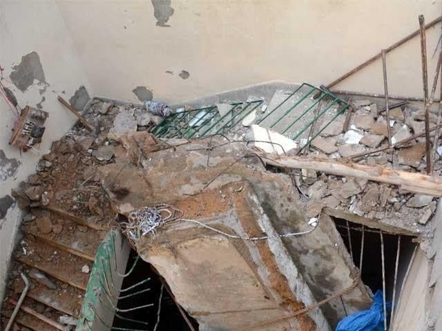 گلشن معمار زیر تعمیر مکان کی چھت گرنے سے 6 افراد جاں بحق، 4 زخمی 1 2012188 roofcollapse 1562995043