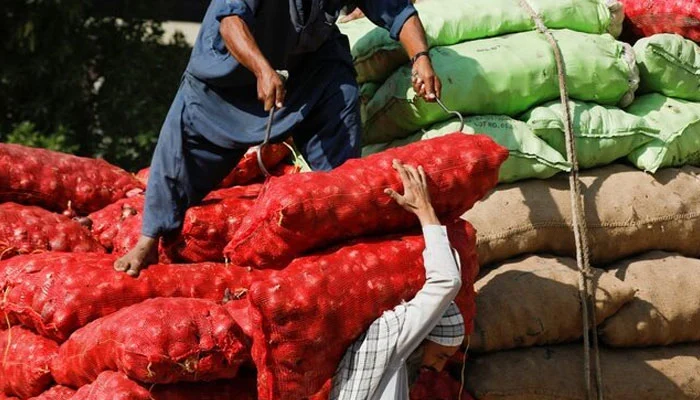 کراچی: سرکاری نرخ نظرانداز، چینی اور انڈے کی قیمتوں میں من مانا اضافہ 1 4