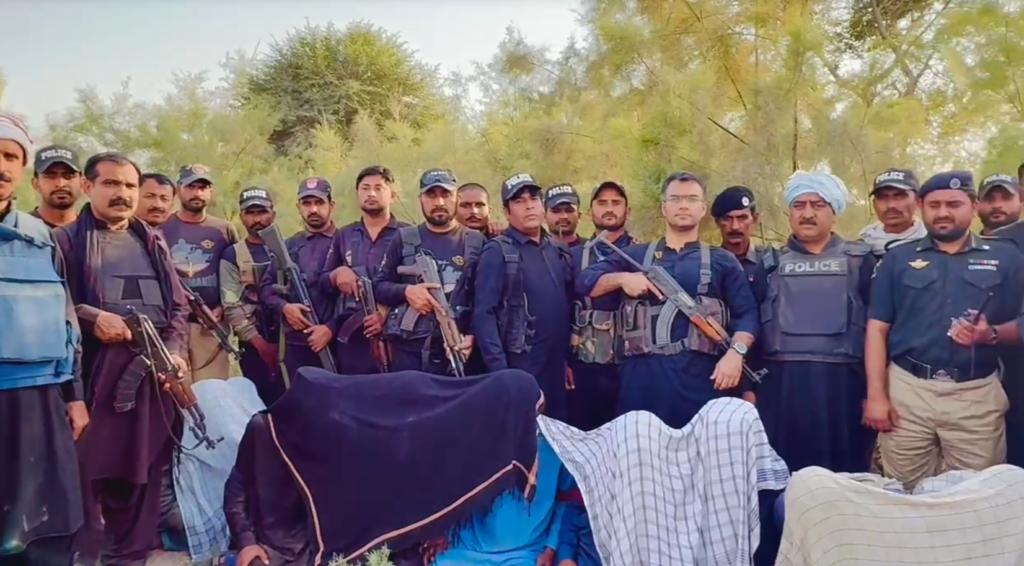 کمالدیرو کے کچے کے علاقے میں پولیس کا آپریشن، 9 ملزمان گرفتار، بھاری اسلحہ برآمد 1 Screenshot 2025 03 20 200140