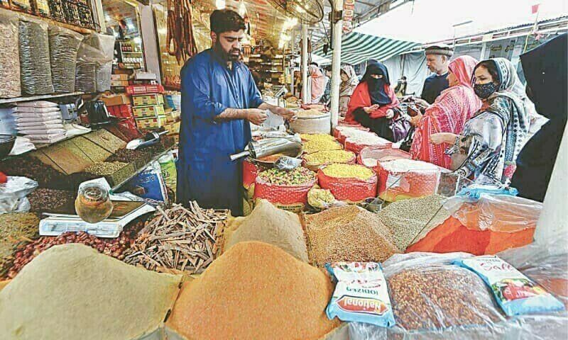 رمضان کی آمد کے ساتھ مہنگائی میں اضافہ، ناجائز منافع خوری عروج پر 1 bazar 56345363768785