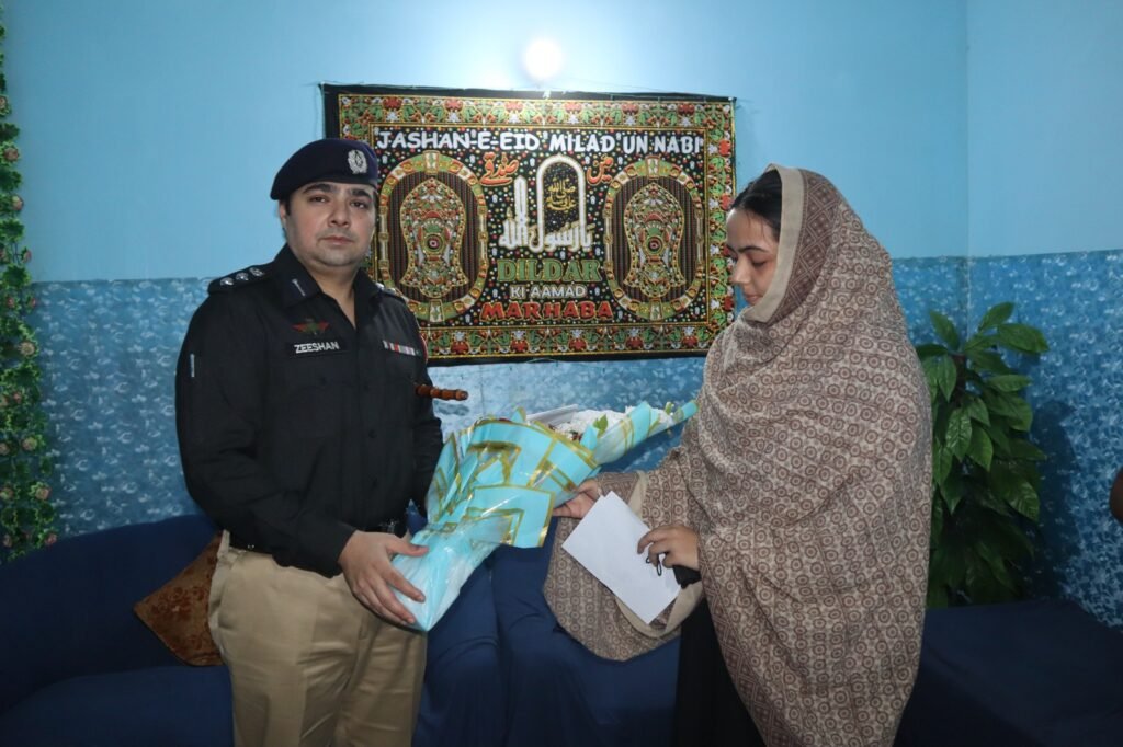 ایس ایس پی ڈسٹرکٹ سینٹرل ذیشان شفیق صدیقی کی شہداء پولیس کے اہل خانہ سے ملاقات، عیدی و تحائف تقسیم 9 d11d381d 5b67 4352 ac4d bf4e96ce9338