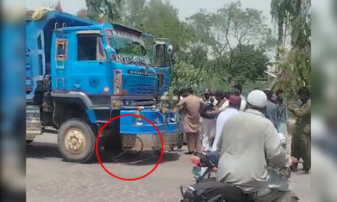کراچی میں ڈمپر نے وہیل چیئر پر سوار معذور شخص کو کچل دیا، موقع پر جاں بحق، ڈرائیور گرفتار 1 7