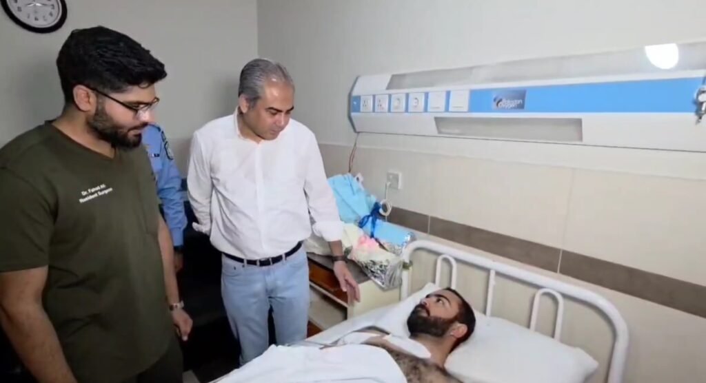 اسلام آباد وزیر داخلہ محسن نقوی کی پمز اسپتال آمد ڈاکوؤں کی فائرنگ سے زخمی پولیس اہلکار کی عیادت 1 Screenshot 2025 05 29 152348