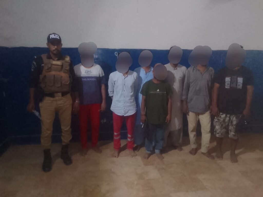 حیدری مارکیٹ پولیس کی کامیاب کارروائی، تاش کے ذریعے قمار بازی میں ملوث 7 جواری گرفتار 1 WhatsApp Image 2025 05 20 at 6.14.15 PM