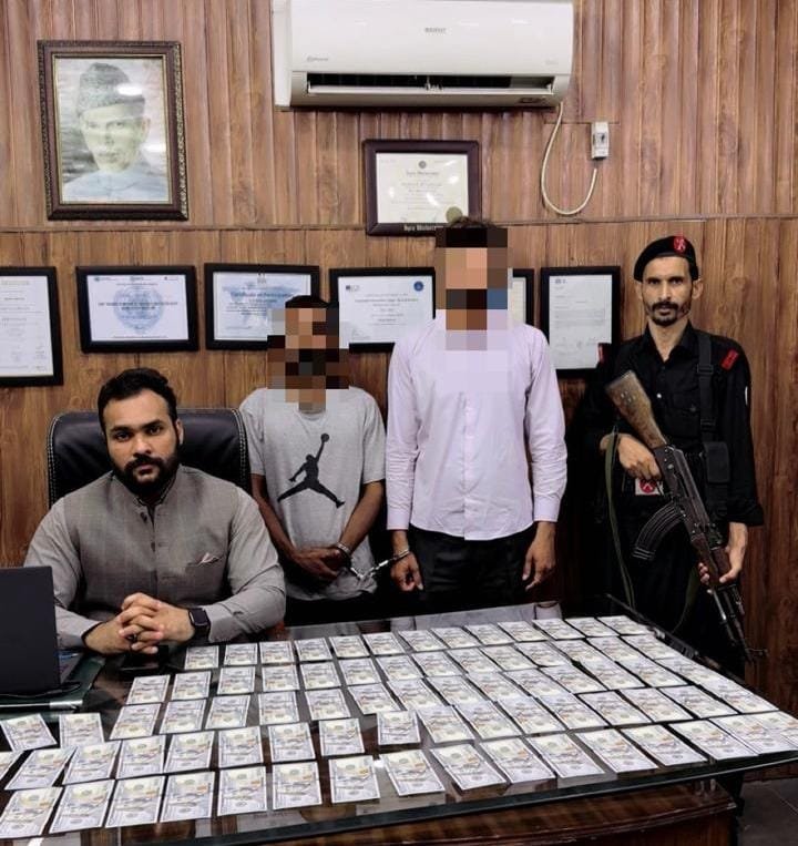 کراچی: ایف آئی اے کا غیر قانونی کرنسی ایکسچینج کے خلاف کریک ڈاؤن، بینک منیجر سمیت 2 ملزمان گرفتار 1 WhatsApp Image 2025 05 28 at 10.47.07 AM