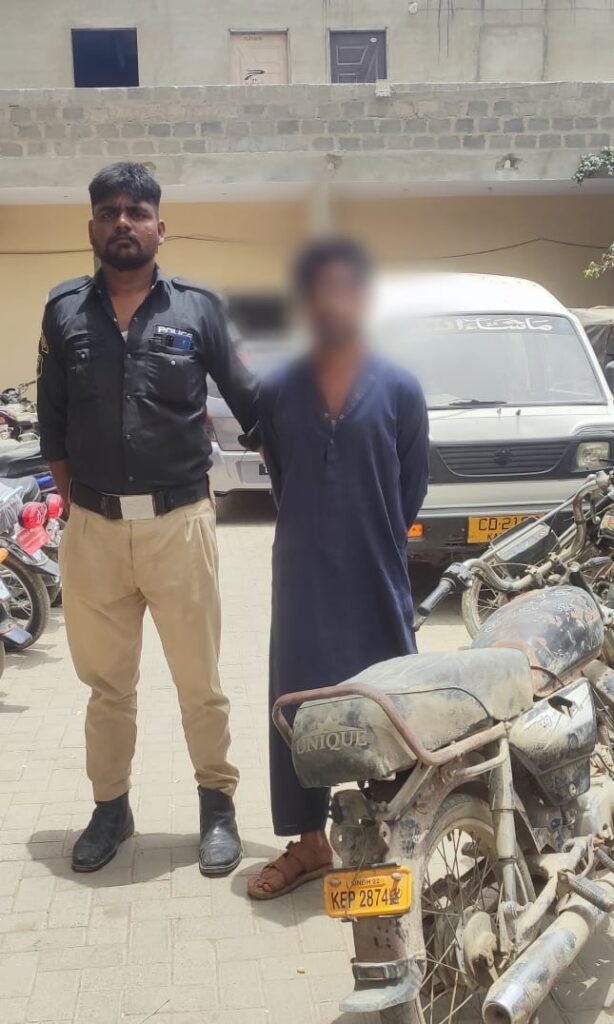 شاہ لطیف پولیس کی کامیاب کارروائی، موٹر سائیکل چوری میں ملوث ملزم گرفتار 1 WhatsApp Image 2025 05 28 at 7.12.03 PM