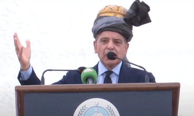 وزیراعظم شہباز شریف کا قبائلی جرگے سے خطاب: پاکستان کی معاشی تقدیر بدلنے اور بھارتی جارحیت کا منہ توڑ جواب دینے کا اعلان 1 FotoJet 2025 06 03T175528.056 1 635x380 1
