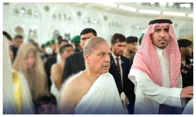 وزیراعظم شہباز شریف اور آرمی چیف عاصم منیر کی خانہ کعبہ میں خصوصی عمرہ ادائیگی، وفد کے لیے دروازہ کعبہ کھولا گیا 1 FotoJet 33 635x380 1