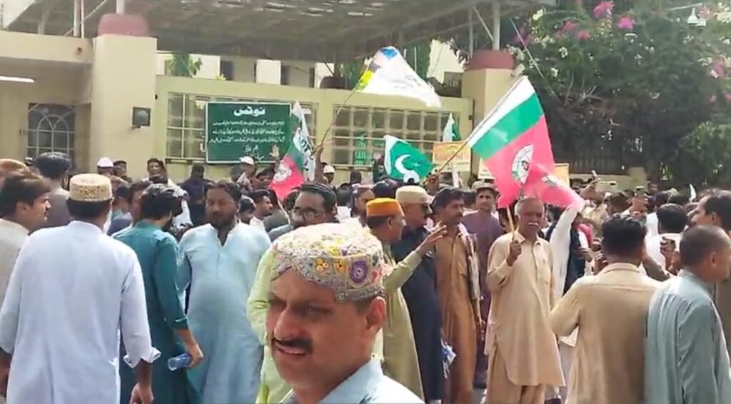 سندھ اسمبلی کے باہر سرکاری ملازمین کا احتجاج، تنخواہوں میں 50 فیصد اضافے کا مطالبہ 1 Screenshot 2025 06 19 205539