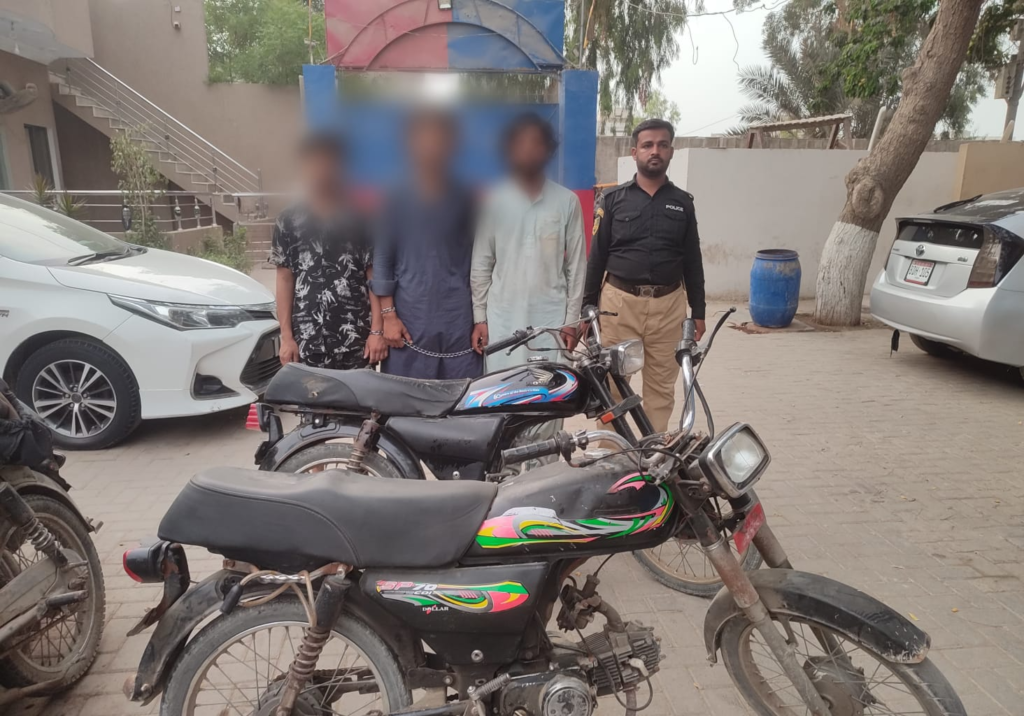 شاہ لطیف پولیس کی کامیاب کارروائی اسٹریٹ کرائمز اور موٹرسائیکل لفٹنگ میں ملوث ڈکیت گروہ گرفتار 1 Untitled 1 e1750154589316