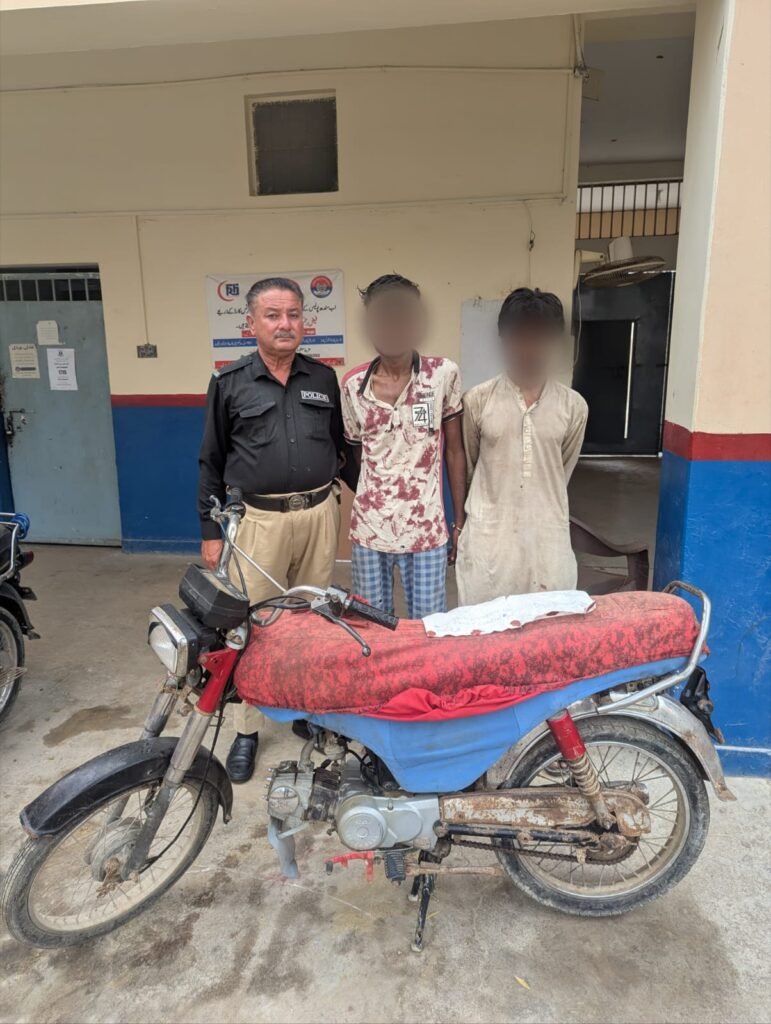 ضلع کیماڑی تھانہ موچکو پولیس کی کارروائی منشیات فروش 2 ملزمان گرفتار چوری شدہ موٹر سائیکل برآمد 1 WhatsApp Image 2025 06 22 at 4.57.07 PM