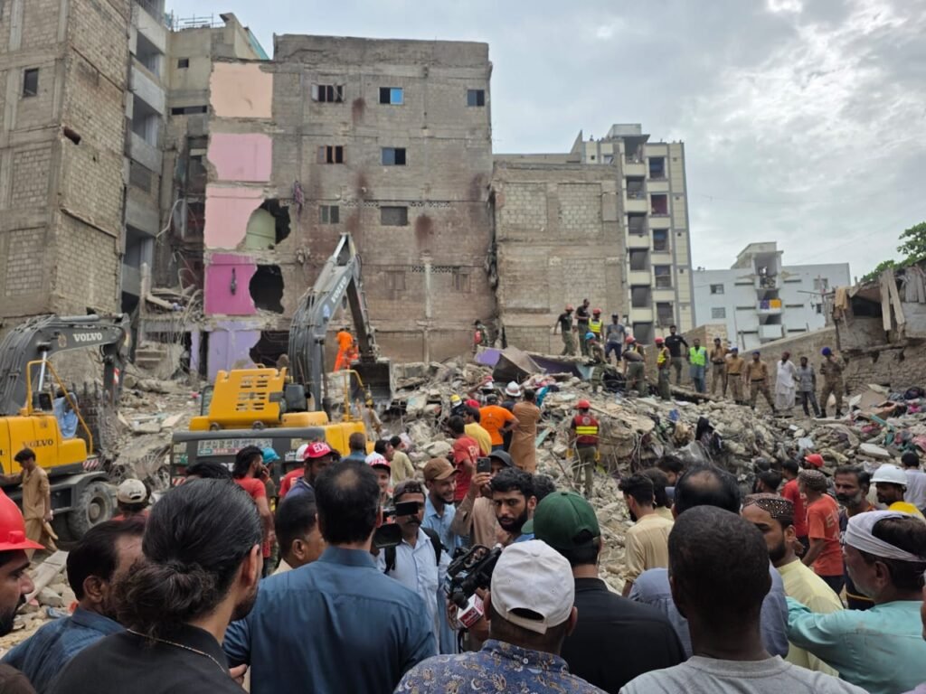 بلاول بھٹو کے پرسنل سیکریٹری جنید سلیم جیڈی کا لیاری کا دورہ، عمارت گرنے کے واقعے پر امدادی کام تیز کرنے کی ہدایت 3 WhatsApp Image 2025 07 04 at 5.20.48 PM