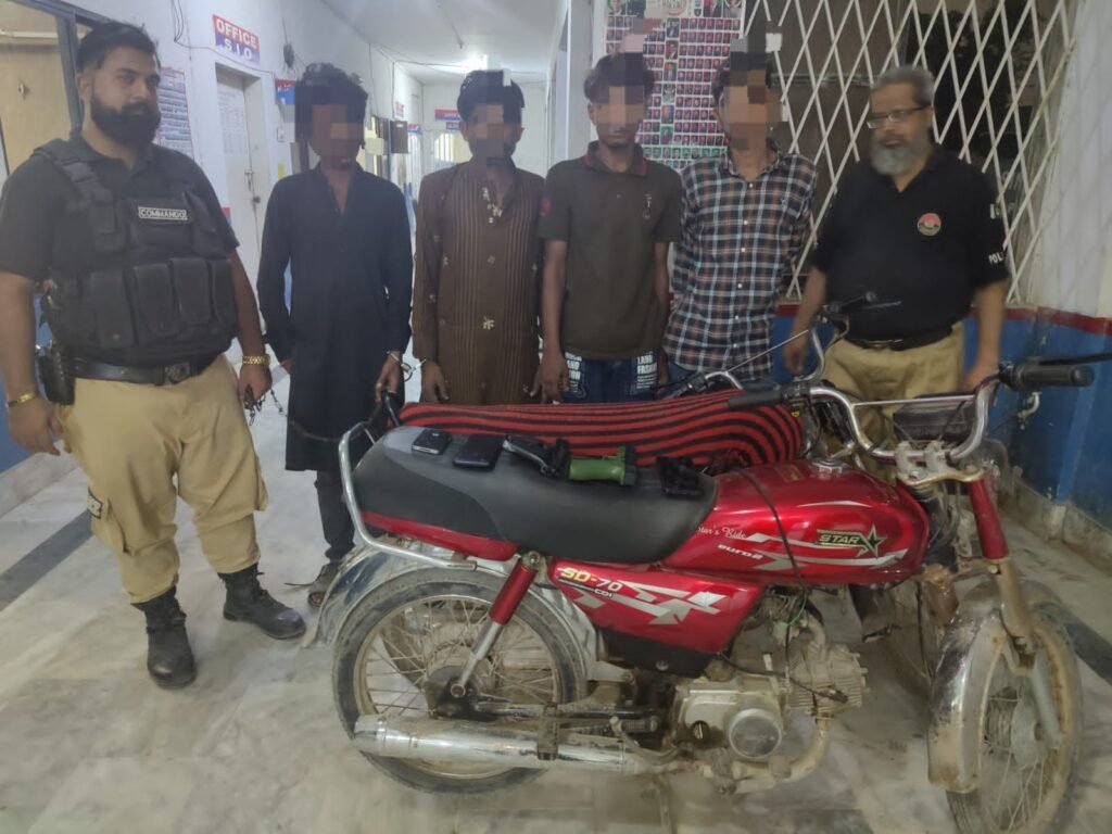 ڈسٹرکٹ سینٹرل: تیموریہ پولیس کا ڈاکوؤں سے آمنا سامنا، فائرنگ کے تبادلے کے بعد 4 ملزمان گرفتار 1 WhatsApp Image 2025 07 14 at 8.53.56 PM