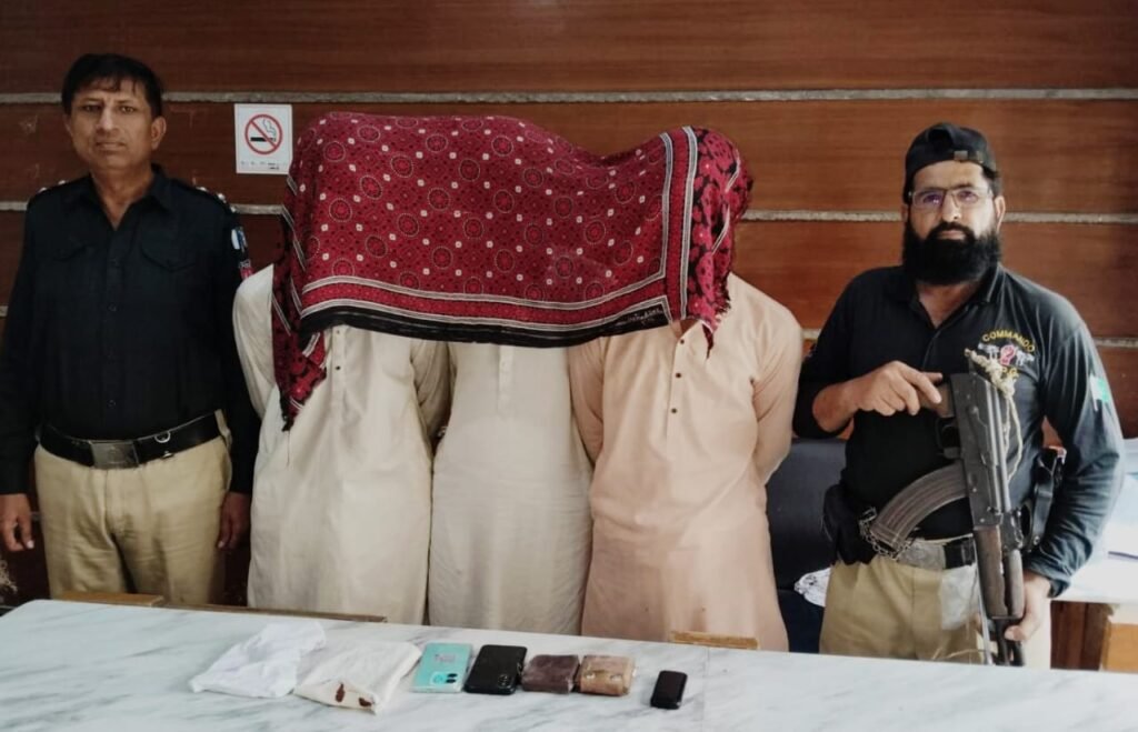 سچل پولیس کی بڑی کارروائی، شہریوں کو لوٹنے والا تین رکنی گروہ رنگے ہاتھوں گرفتار، اسلحہ، موبائل فونز اور نقدی برآمد 1 WhatsApp Image 2025 07 16 at 7.17.24 PM