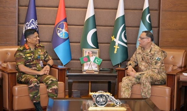 پاکستان اور بنگلہ دیش کی عسکری قیادت کی اہم ملاقات، دفاعی تعاون مزید مضبوط بنانے پر اتفاق 1 آئی ایس پی آر 2 635x380 1