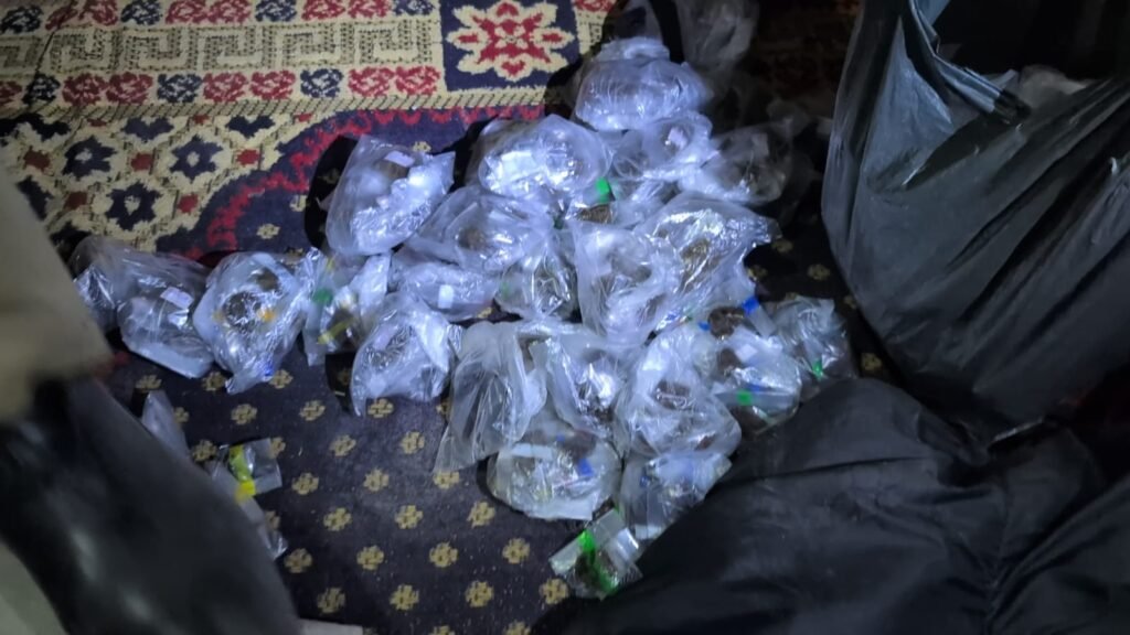 ملیر پولیس کا شرافی گوٹھ میں منشیات فروشوں کے خلاف گرینڈ آپریشن، اڈے مسمار، تین گرفتار 13 WhatsApp Image 2025 08 07 at 9.31.36 PM 1