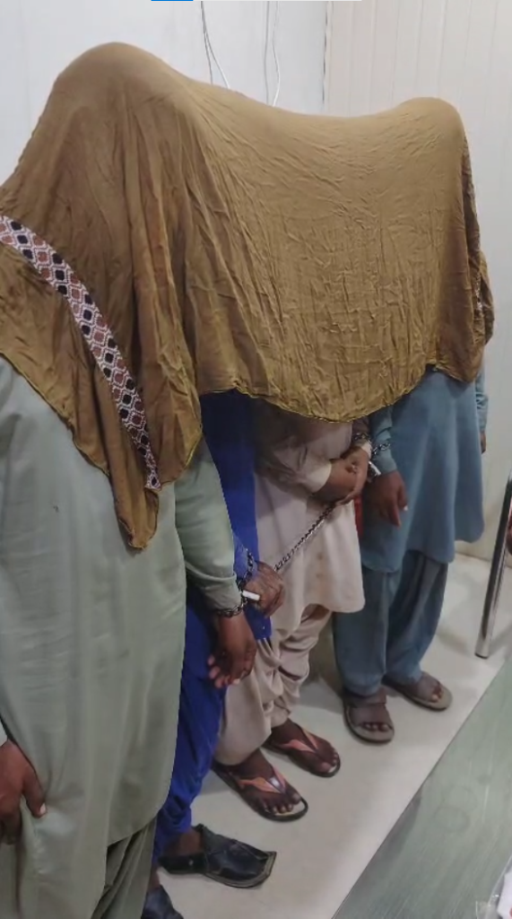 سچل پولیس کی بڑی کارروائی سرائیکی ڈکیت گروہ کے چار کارندے گرفتار متعدد وارداتوں کا انکشاف 1 Screenshot 2025 09 27 203120
