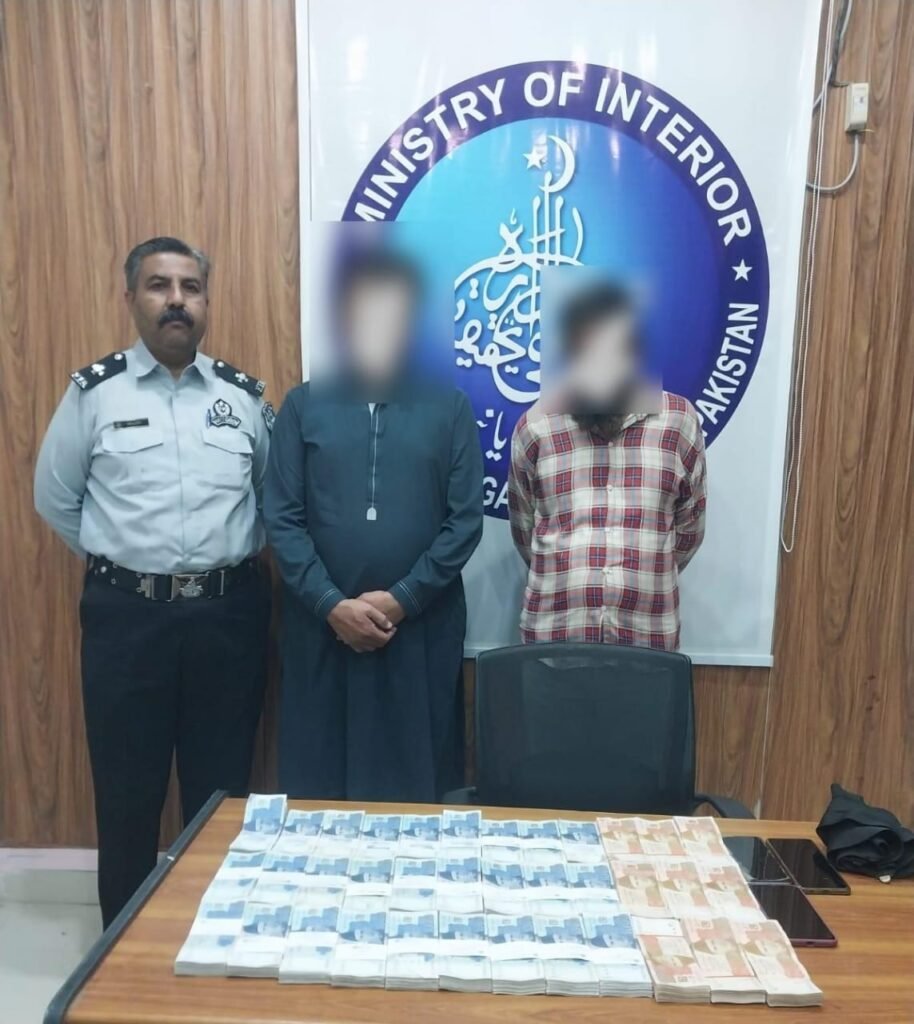 ایف آئی اے کراچی کی بڑی کارروائی؛ حوالہ ہنڈی نیٹ ورک سے وابستہ 2 ملزمان گرفتار، 72 لاکھ روپے برآمد 1 WhatsApp Image 2025 09 03 at 6.19.28 PM