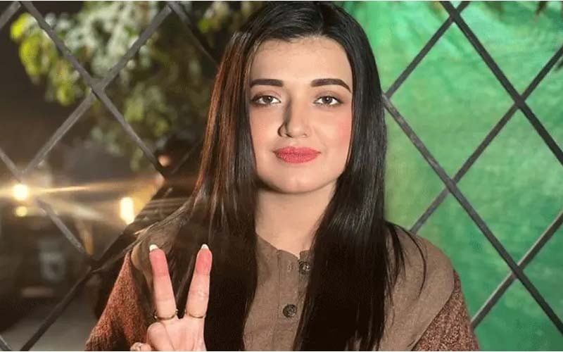 سوشل میڈیا بیانیہ کیس: فلک جاوید سے تحقیقات کا آغاز، جسمانی ریمانڈ عدالت میں چیلنج 1 falak javed