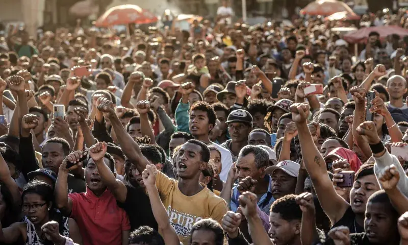 مڈغاسکر کے صدر راجویلینا ملک چھوڑ کر فرار، فوجی بغاوت کے بعد حکومت کا خاتمہ 1 2 5