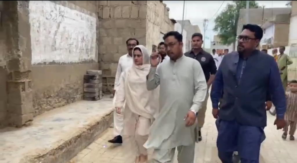 اورنگی ٹاؤن کی رہائشی یسرا ڈیڑھ سال بعد بازیاب، صوبائی وزیر ترقی نسواں کی متاثرہ خاندان سے ملاقات 1 Screenshot 2025 10 04 214101