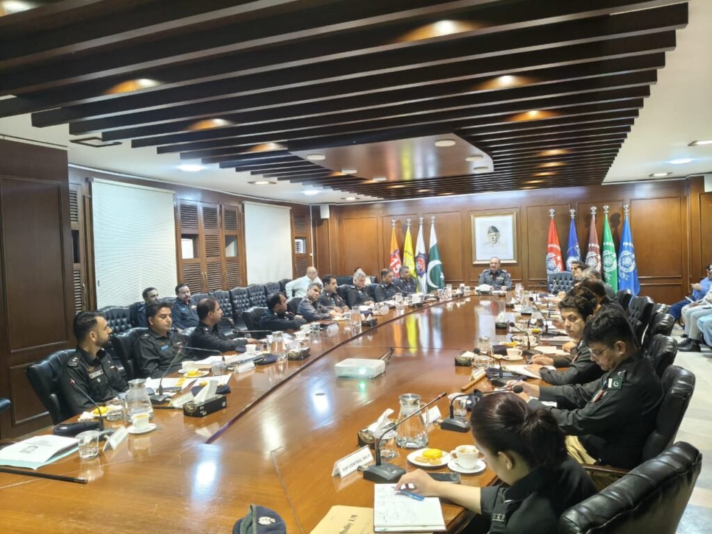 کراچی پولیس چیف جاوید عالم اوڈھو کی زیر صدارت کرائم جائزہ اجلاس زیرو ٹالرنس پالیسی پر زور 1 WhatsApp Image 2025 10 06 at 4.45.13 PM