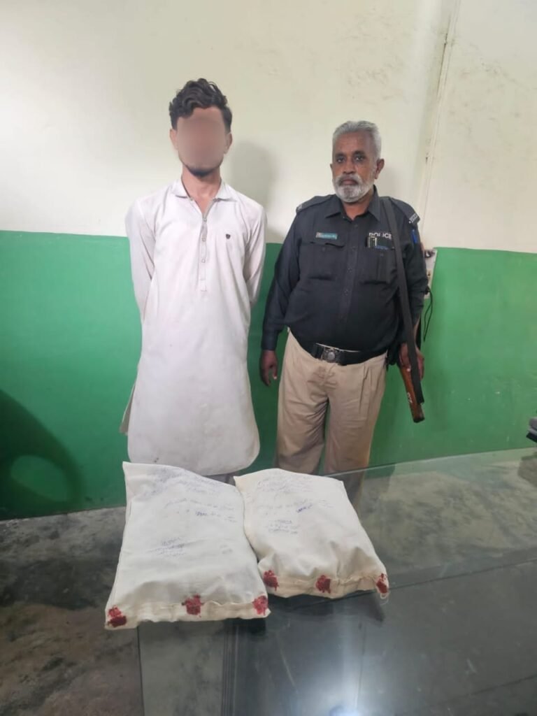 کیماڑی میں پولیس کی کارروائی، منشیات فروش گرفتار، ڈھائی کلو چرس برآمد 1 WhatsApp Image 2025 10 13 at 6.46.51 PM