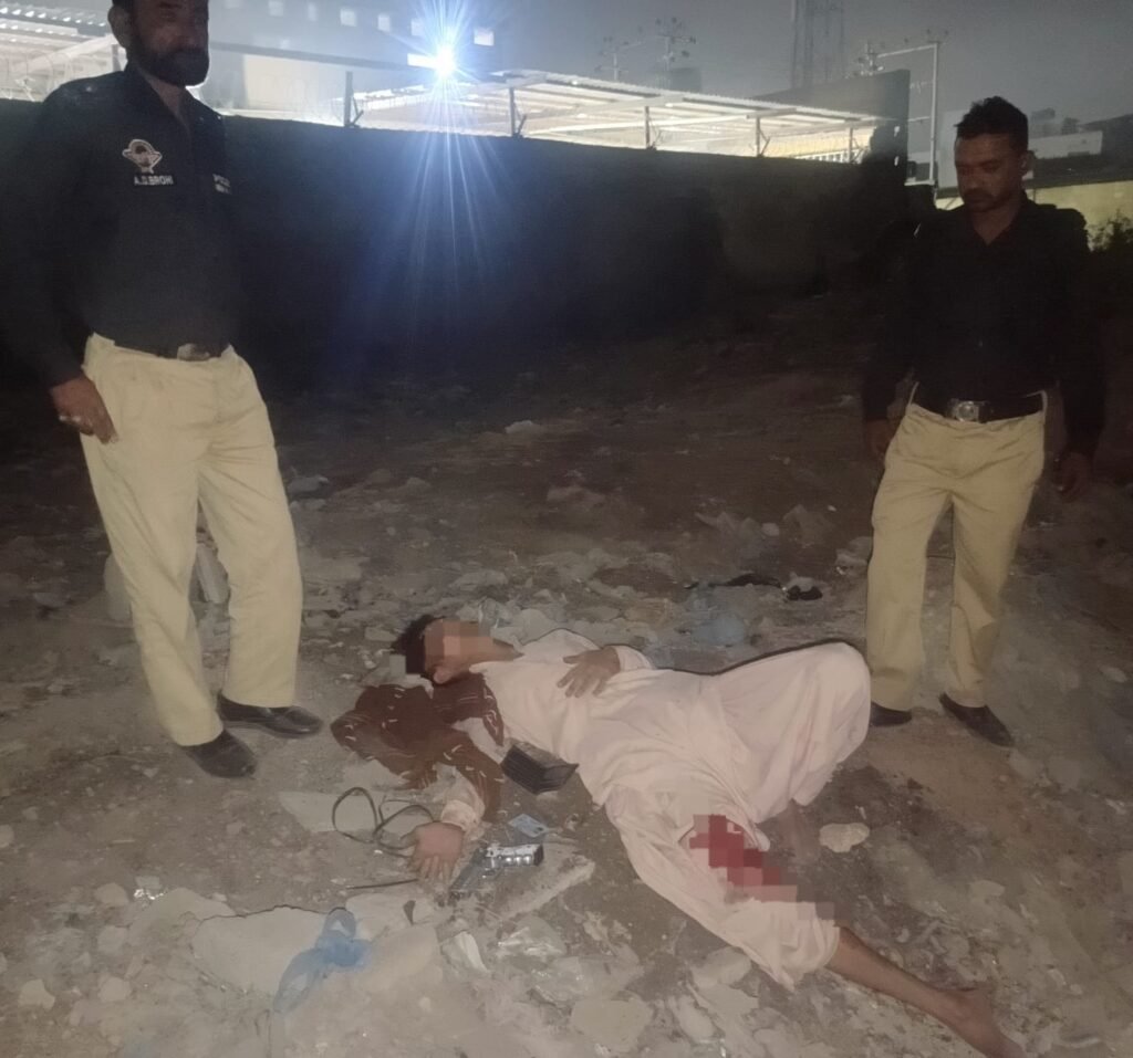 نیو کراچی میں پولیس مقابلہ شہری کو زخمی کرنے والا ڈکیت گرفتار ساتھی فرار 1 WhatsApp Image 2025 11 02 at 8.45.57 PM e1762098637158