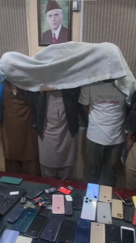 سہراب گوٹھ پولیس کی بڑی کارروائی موبائل فون چوری میں ملوث گروہ کے 3 ملزمان گرفتار 100 سے زائد مسروقہ فون برآمد 1 Screenshot 2025 12 03 172405