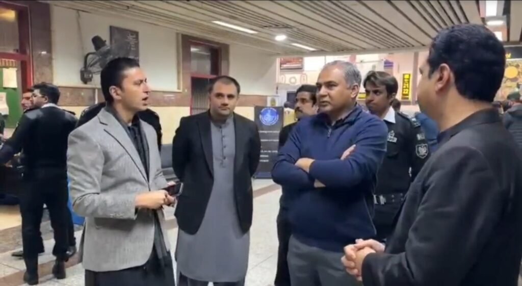وفاقی وزیر داخلہ محسن نقوی اور وزیر مملکت طلال چوہدری کا لاہور ایئرپورٹ کا دورہ، امیگریشن عمل کا جائزہ 1 Screenshot 2025 12 21 173521
