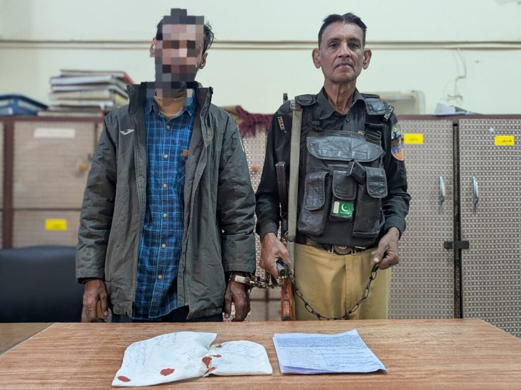نیو کراچی پولیس کی کارروائی؛ اسٹریٹ کریمنل اور سابقہ ریکارڈ یافتہ ملزم گرفتار، اسلحہ و موٹر سائیکل برآمد 1 WhatsApp Image 2025 12 01 at 12.43.43 PM