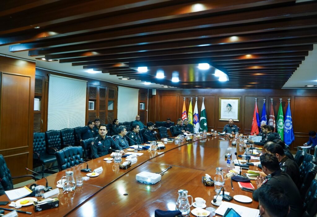 ایڈیشنل آئی جی کراچی کی زیر صدارت کرائم جائزہ اجلاس بھتہ خوری اور سنگین جرائم پر سخت ایکشن کی ہدایات 5 WhatsApp Image 2025 12 02 at 4.42.04 PM 3