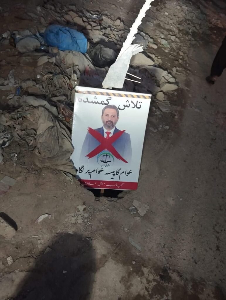 نیپا واقعے کے بعد گلشن اقبال میں کھلے مین ہولز پر ٹاؤن چیئرمین کی تصاویر آویزاں 5 WhatsApp Image 2025 12 07 at 5.26.15 AM 2