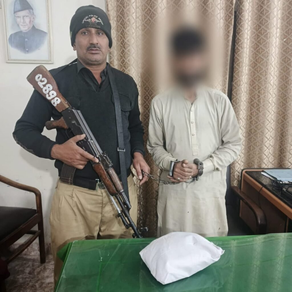 لیاقت آباد میں ایس آئی یو اور ڈکیت گروہ کے درمیان فائرنگ خطرناک ملزم زخمی حالت میں گرفتار 1 WhatsApp Image 2025 12 13 at 3.04.28 PM