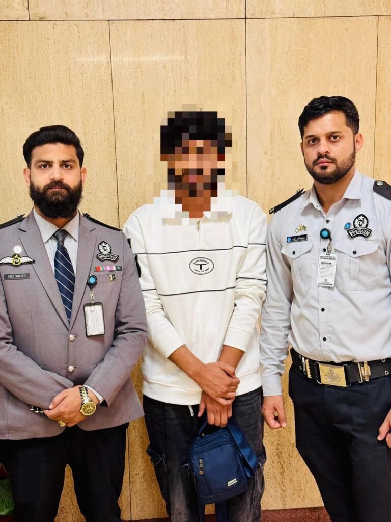 ایف آئی اے امیگریشن کراچی کی کارروائی: کمبوڈیا میں انسانی سمگلنگ کے نیٹ ورک کا اہم ملزم گرفتار 1 WhatsApp Image 2025 12 14 at 6.39.11 PM