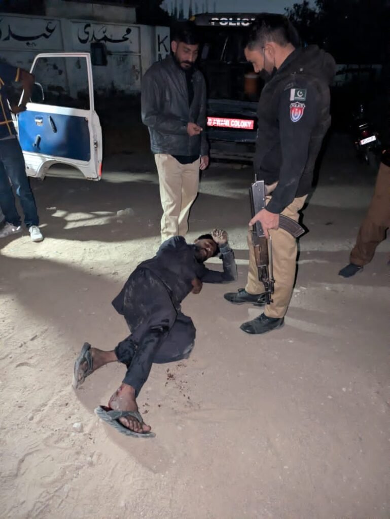 عوامی کالونی پولیس کا ڈکیتوں کے خلاف کامیاب مقابلہ، دو ملزمان گرفتار 1 WhatsApp Image 2025 12 22 at 11.15.38 PM