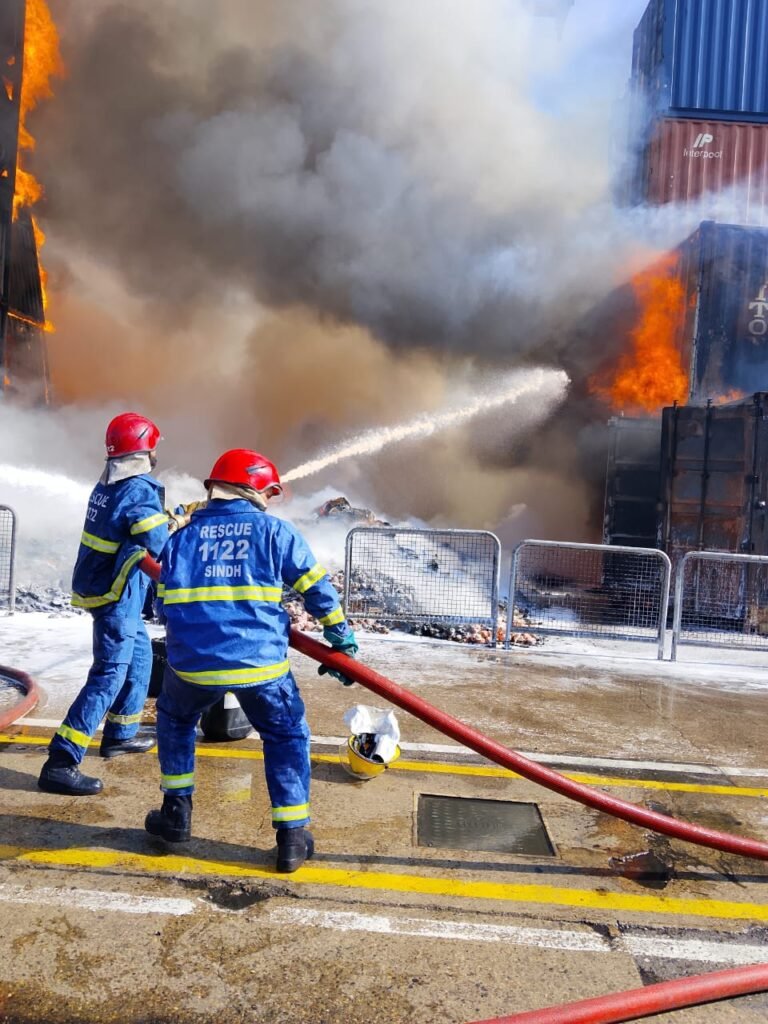 کراچی: کیماڑی ویسٹ وہارف میں کنٹینر میں آگ، ریسکیو 1122 کی فوری کارروائی 2 WhatsApp Image 2026 01 16 at 3.13.15 PM 1