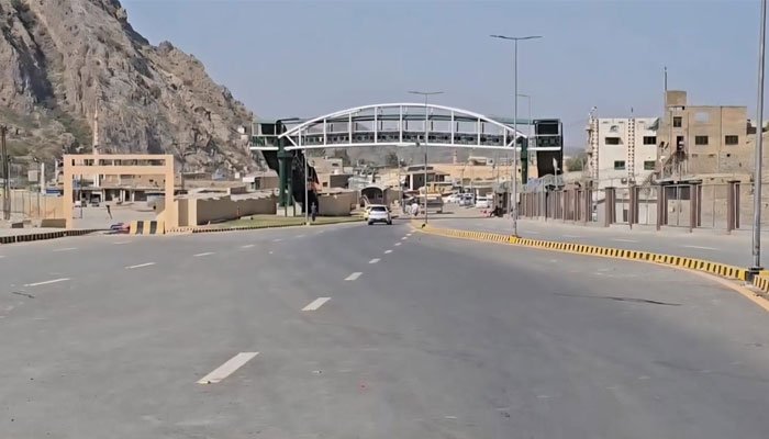 پاک افغان کشیدگی، طورخم بارڈر سے افغان پناہ گزینوں کی واپسی معطل 1 428801 8163694 updates