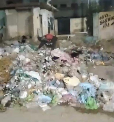 ناظم آباد چاندنی چوک واٹر پمپنگ اسٹیشن کے مین دروازے پر گندگی کے ڈھیر، اداروں کی سنگین غفلت بے نقاب 1 Screenshot 2026 02 01 211951