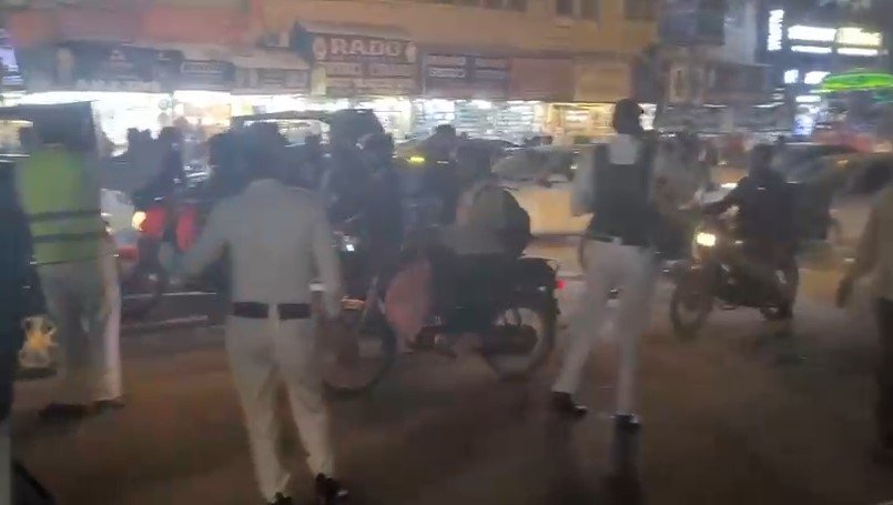 صدر موبائل مارکیٹ، النجیبی پلازہ میں آتشزدگی، ڈی آئی جی ٹریفک مظہر نواز شیخ موقع پر پہنچ گئے 1 Screenshot 2026 02 02 225154