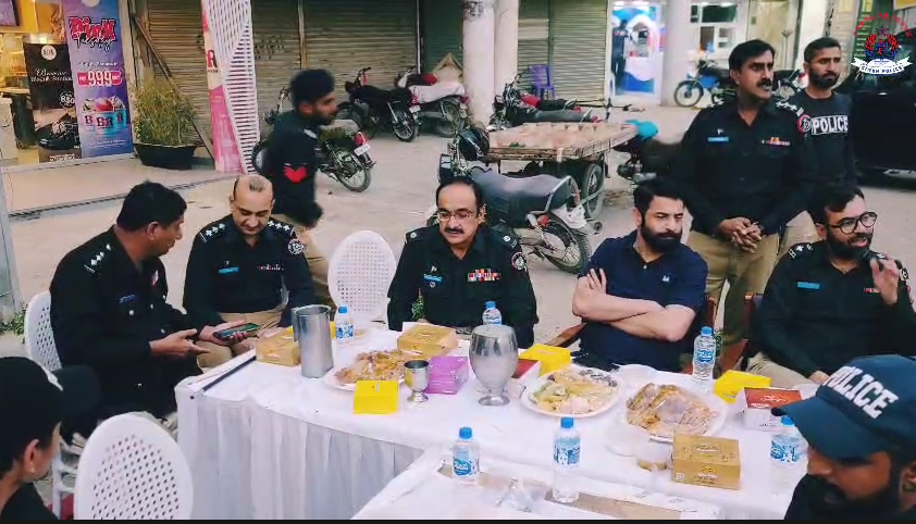 کراچی: ایس ایس پی ایسٹ زبیر نزیر شیخ نے پولیس افسران و جوانوں کے ہمراہ افطار کیا 1 Screenshot 2026 02 24 205806