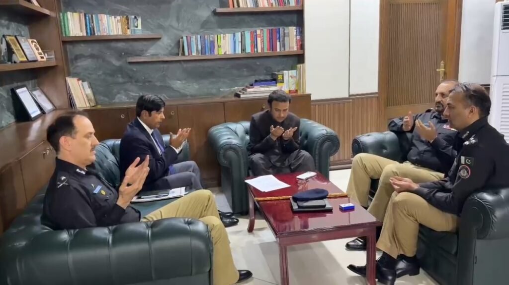 وزیر داخلہ سندھ کی ڈی آئی جی ساؤتھ سے تعزیتی ملاقات، والدہ کے انتقال پر فاتحہ خوانی 1 Screenshot 2026 03 02 200921